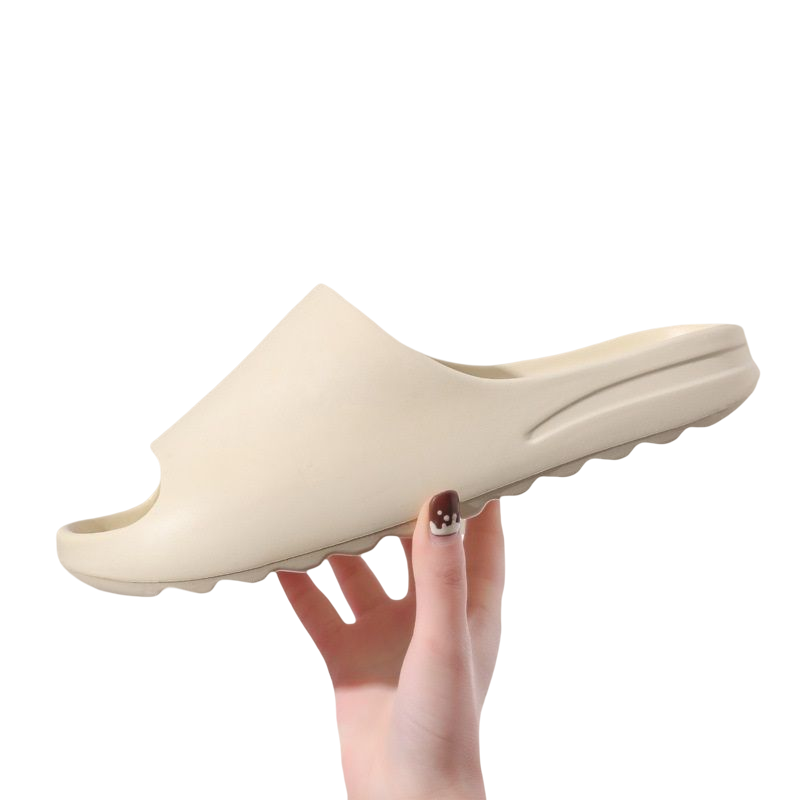Ontspannende beige dames comfort slippers, perfect als zachte huis slippers of trendy zomerse schoenen.