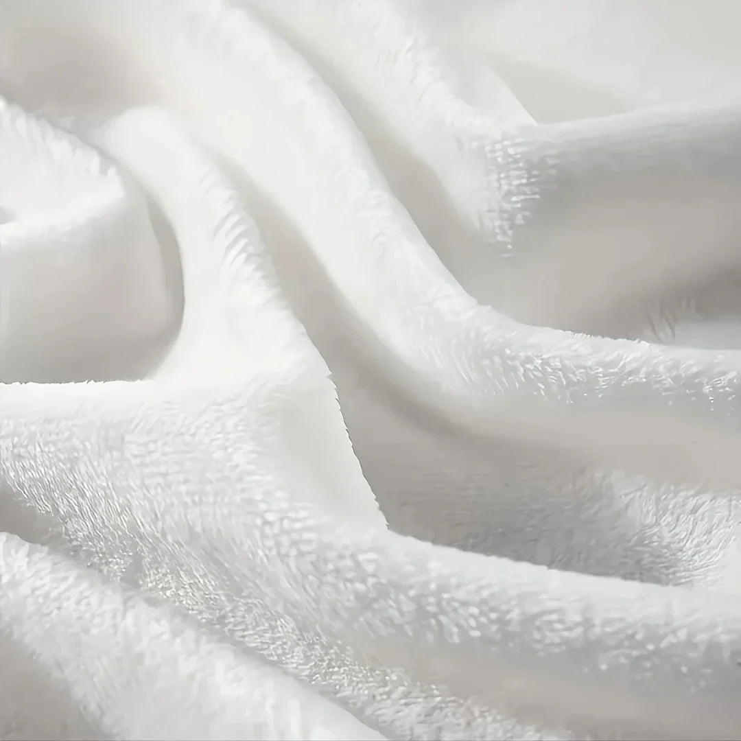 Heerlijk warme en zachte flanellen deken met decoratief luipaardpatroon voor extra comfort in huis.