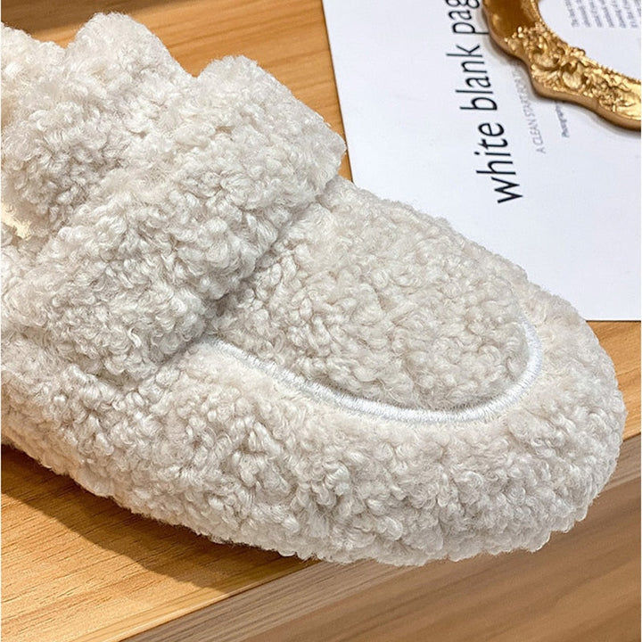 Warme winter huispantoffels voor dames, met zachte textuur en veilige anti-slip zool voor binnen.