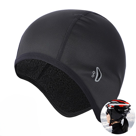 Uniseks SportShield cap gedragen tijdens fietsen, biedt warmte en bescherming tegen wind en kou.