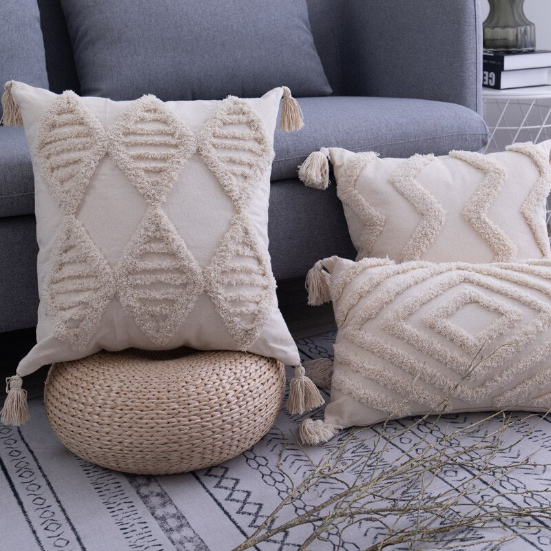 Lichte boho kussensloop met frisse uitstraling, ideaal om een zomerse en vrolijke sfeer in huis te halen.