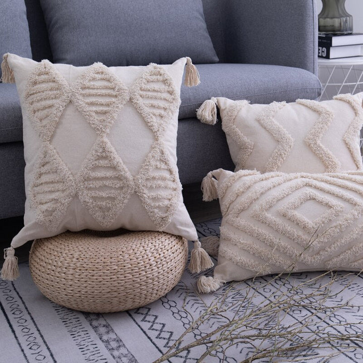 Lichte boho kussensloop met frisse uitstraling, ideaal om een zomerse en vrolijke sfeer in huis te halen.