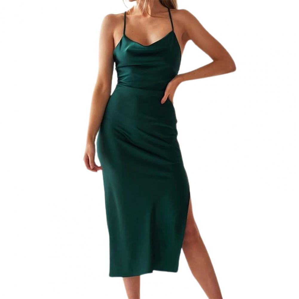 Stijlvolle en comfortabele groene galajurk met watervalhals. Elegante dames feestjurk voor speciale gelegenheden.