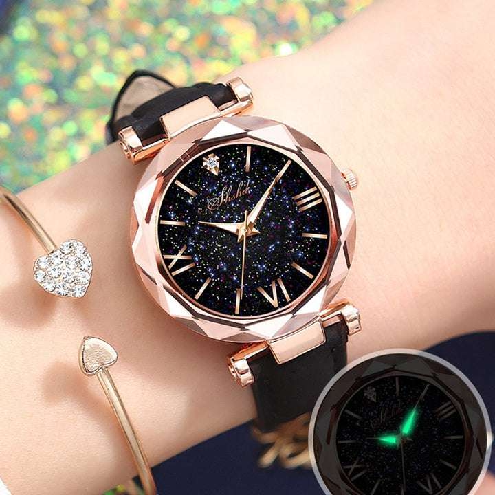 Close-up van de unieke wijzerplaat van het CuteWatch™ dameshorloge, elegant en gedetailleerd.