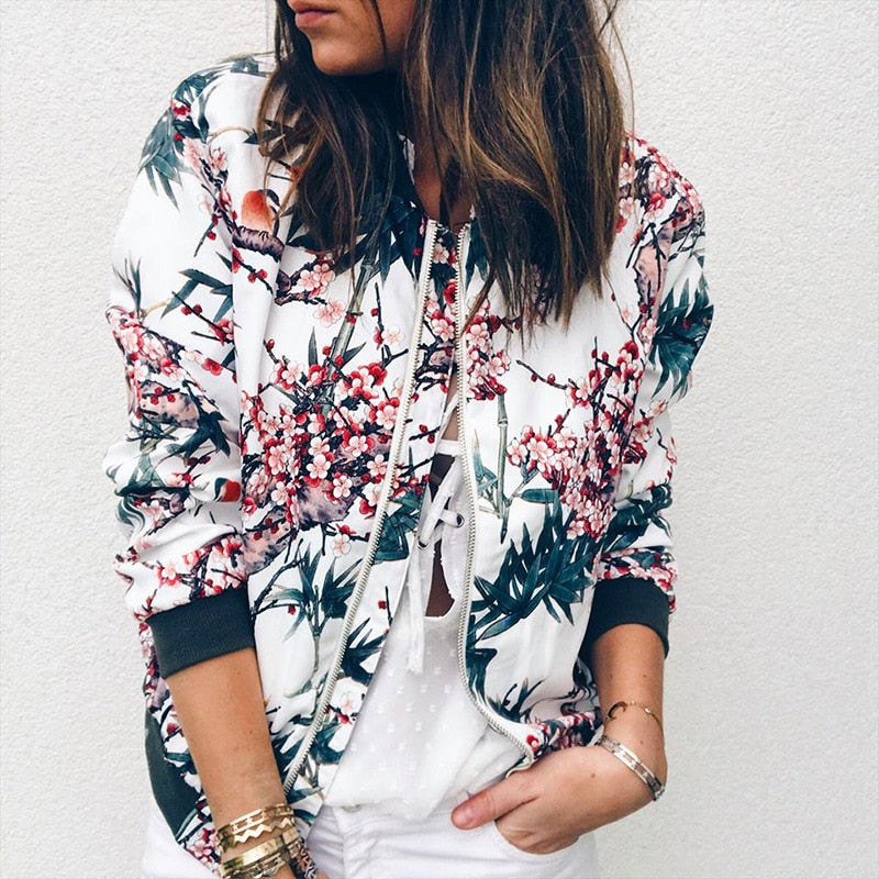 Close-up van trendy damesjas met gedetailleerde bloemenprint. Voorjaarsmode voor vrouwen.