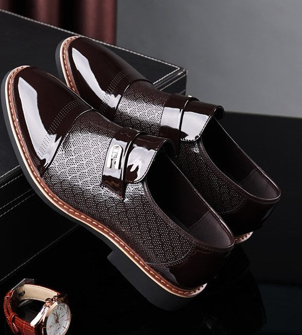 Veelzijdige bruine leren instappers voor heren, ideaal voor een relaxte doch elegante casual of smart-casual outfit.