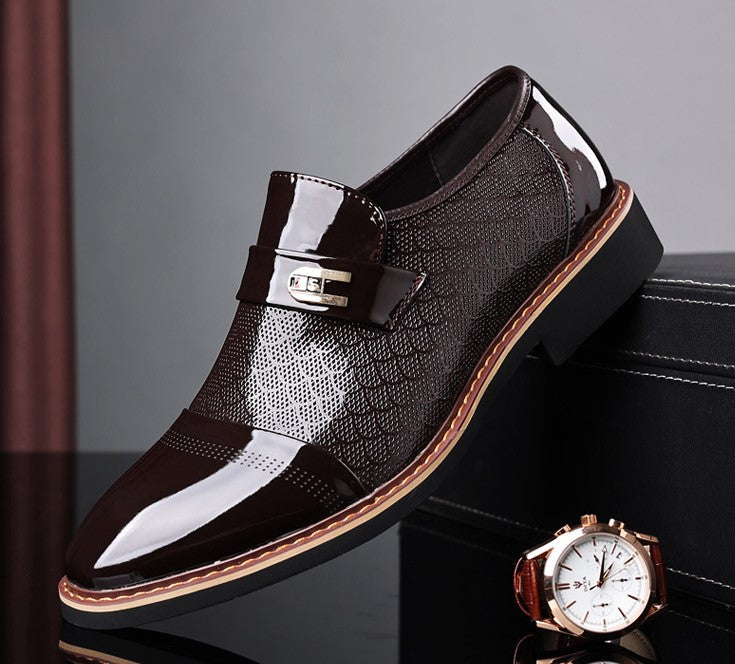 Close-up van de fijne lederen textuur van luxe heren brogues, benadrukt vakmanschap en hoge kwaliteit.