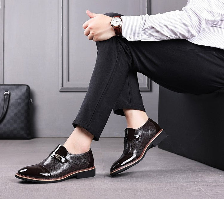 Heren instappers in bruin leer, gepresenteerd met een casual chino, tonen veelzijdigheid voor dagelijks gebruik.