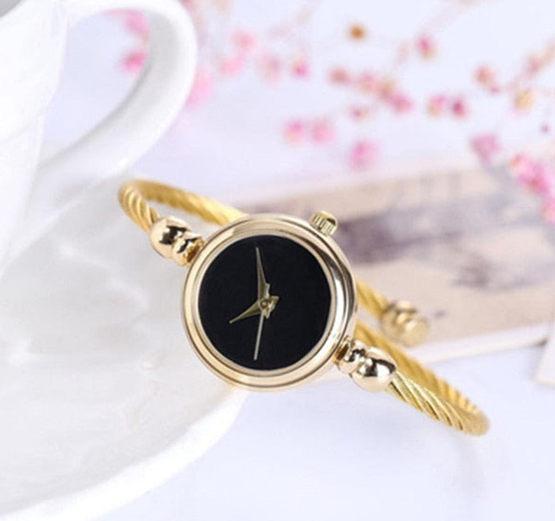 Chique ClassyWatch™ dameshorloge; een elegant sieraad en tijdloos polshorloge dat elke outfit compleet maakt.