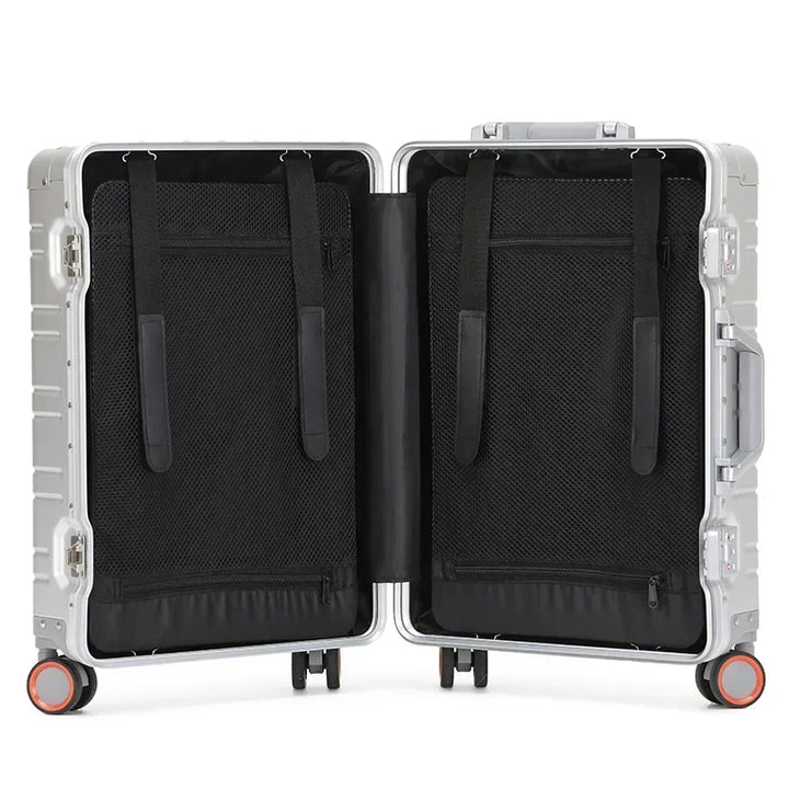 Zilverkleurige aluminium-magnesium trolley met geïntegreerd TSA slot voor extra veiligheid op reis.