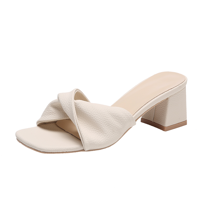 Elegante dameshakken met sierlijke strik. Comfortabele feestschoenen voor elke gelegenheid.