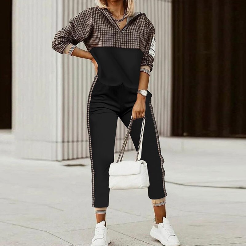 Comfortabel tweedelig dames huispak met trendy print, ideaal voor ontspanning of als casual vrijetijdskleding.
