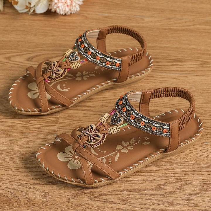 Gedetailleerde close-up van dames sandalen: elastische band en stevige zool. Comfortabele en modieuze schoenen.