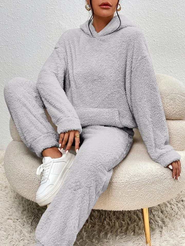 Comfortabel dames loungepak met capuchon. Perfect voor ontspanning na een lange dag, warm en knus.