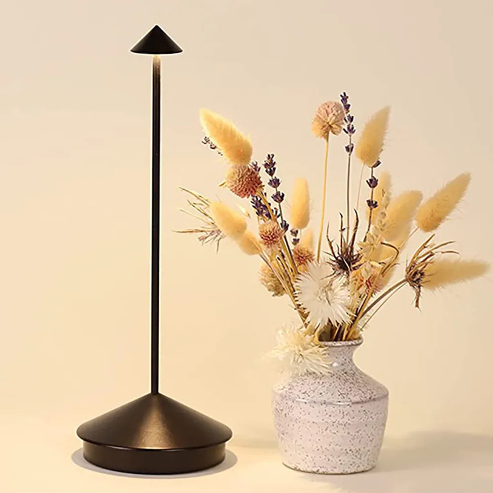 Oplaadbare LED tafellamp met touchbediening en dimfunctie, ideaal voor een modern interieur.