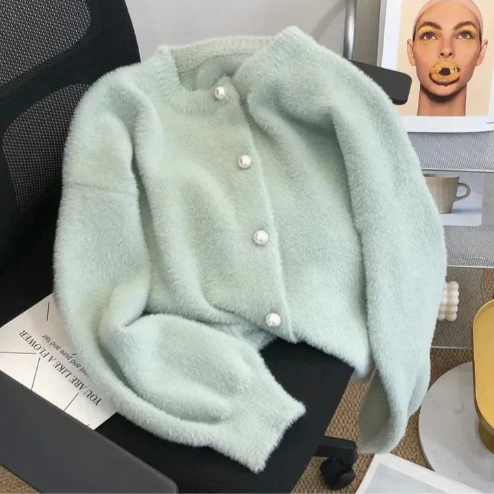 Elegant damesvest van fluweel met verfijnde parelknoppen, ideaal voor een chique en stijlvolle look.