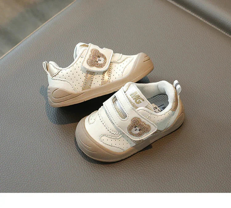 Comfortabele en ademende babyschoenen met antislip en klittenband, schattig berendesign voor unisex gebruik.