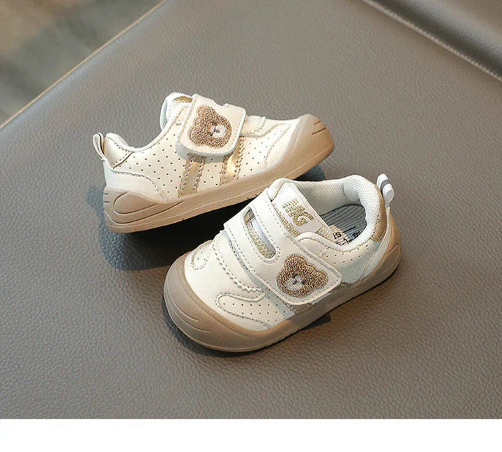 Comfortabele en ademende babyschoenen met antislip en klittenband, schattig berendesign voor unisex gebruik.