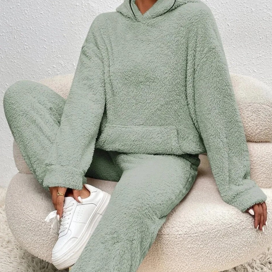Warm dames winter huispak met capuchon. Ideaal tweedelig loungepak voor koude dagen. Super comfortabel.