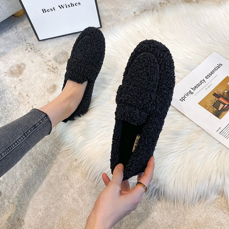 Ideaal cadeau: zachte en comfortabele dames sloffen met anti-slip voor ontspannen momenten thuis in de winter.