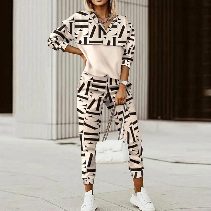 Trendy dames trainingspak met unieke print. Dit modieuze SalmasPakje is stijlvol en comfortabel als loungewear.
