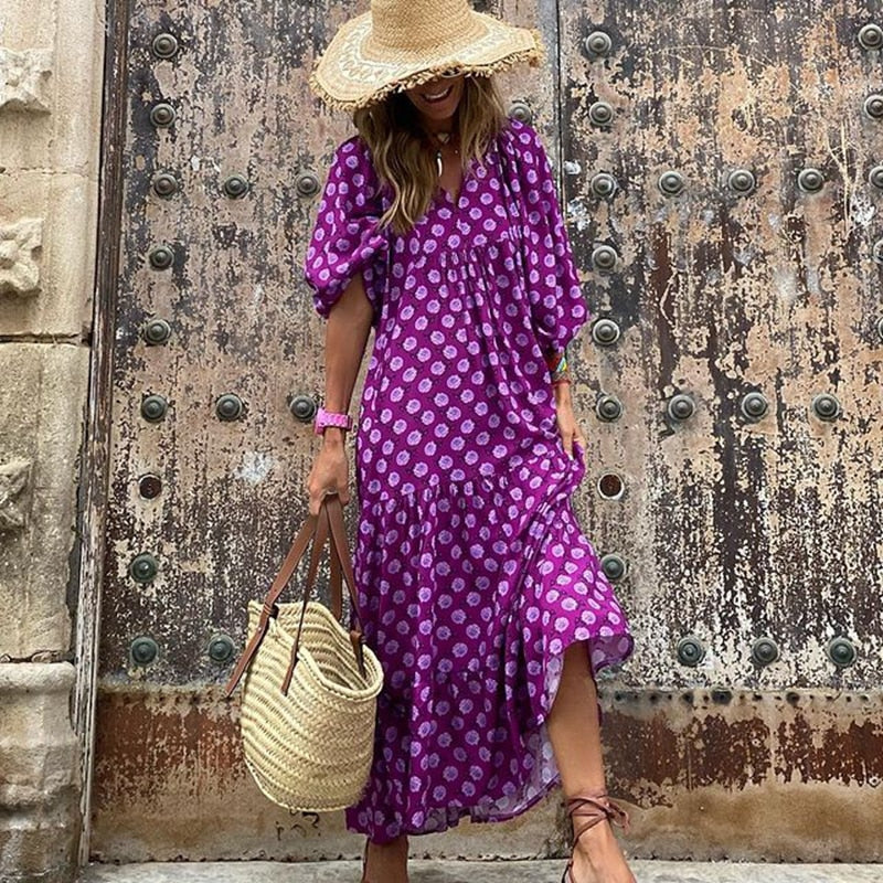 Stijlvolle V-hals jurk met pofmouwen in Boheemse stijl. Perfecte casual zomerkleding.