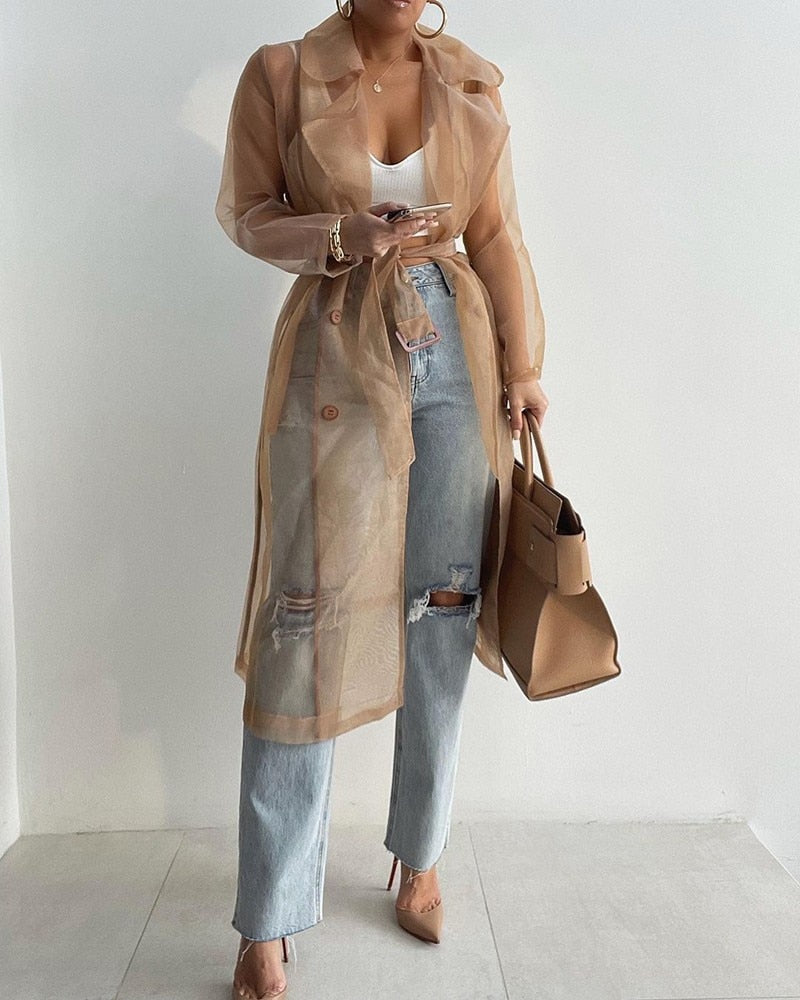 Dames transparante trenchcoat met knoopsluiting, een veelzijdige en trendy toevoeging aan je garderobe.