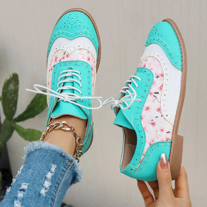 Stijlvolle glanzende dames veterschoenen; elegante oxfords die comfort en mode perfect combineren.
