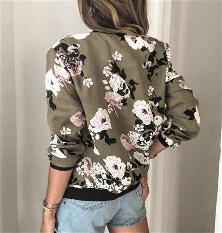 Vrouw draagt stijlvolle damesjas met bloemenprint. Perfecte outfit voor voorjaar en zomer.