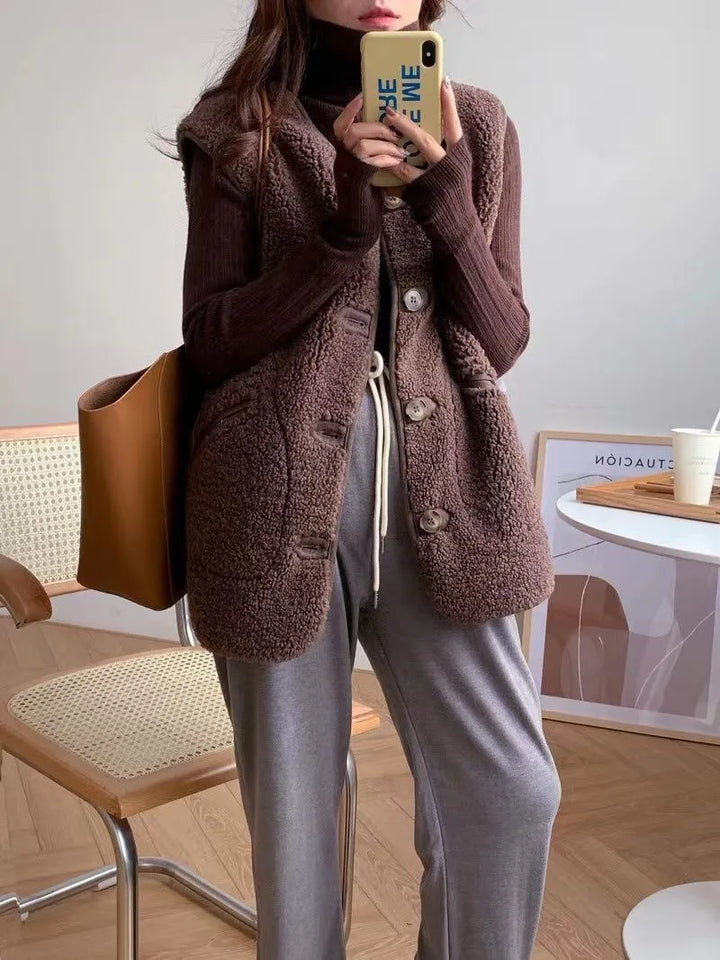 Warm en luxueus damesgilet van wol, mouwloos en comfortabel voor elke winterdag.