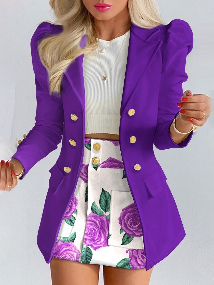 Detail van de Kyara dames set; elegante snit van de blazer en bijpassende rok.