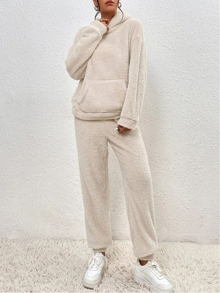 Modieus dames huispak met capuchon. Stijlvol tweedelig lounge set voor casual comfort en relaxkleding.