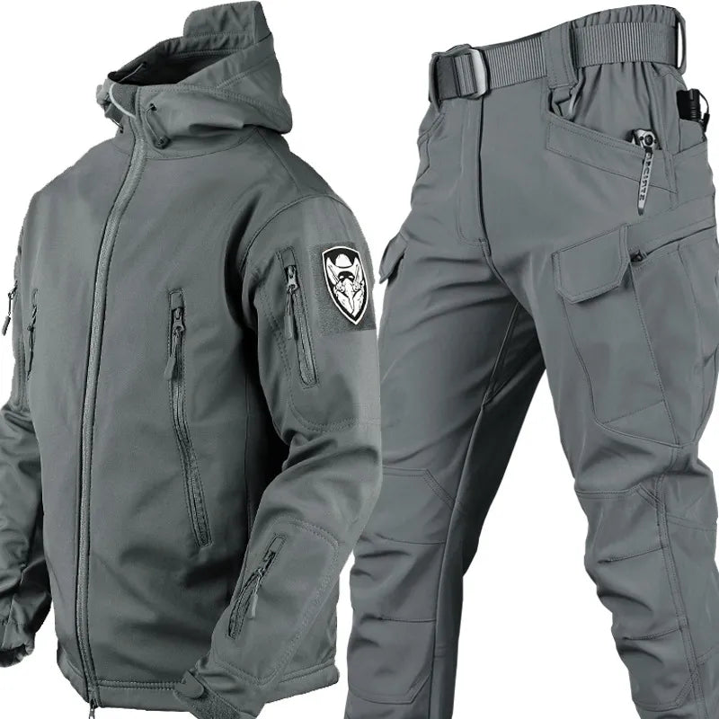 Tactische heren winddichte jas en waterdichte broek Logan set, perfect voor avontuurlijke buitensport. Duurzaam.
