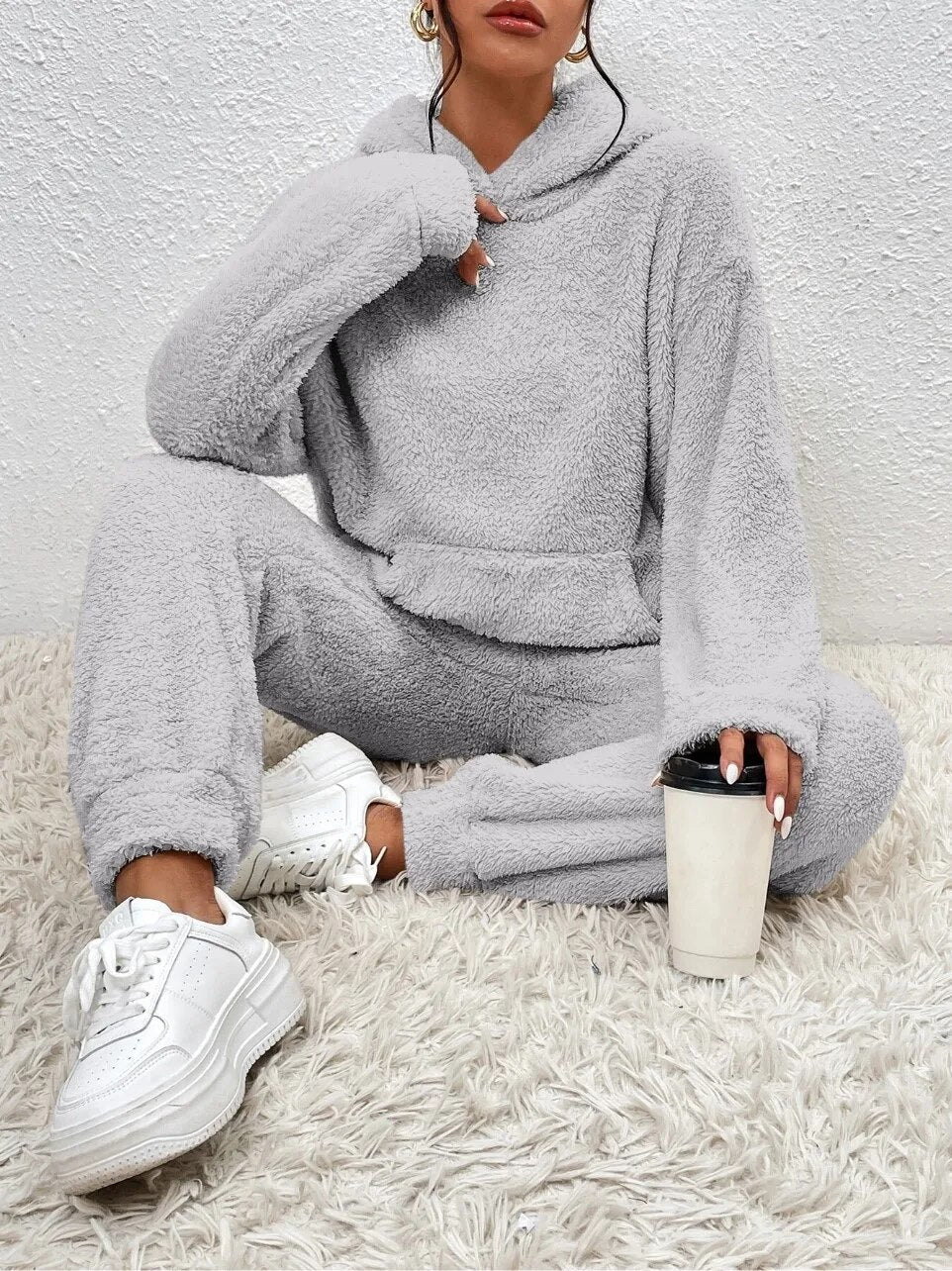 Dames huispak met capuchon, comfortabel en warm. Praktisch tweedelig loungepak, ideaal voor koude dagen.