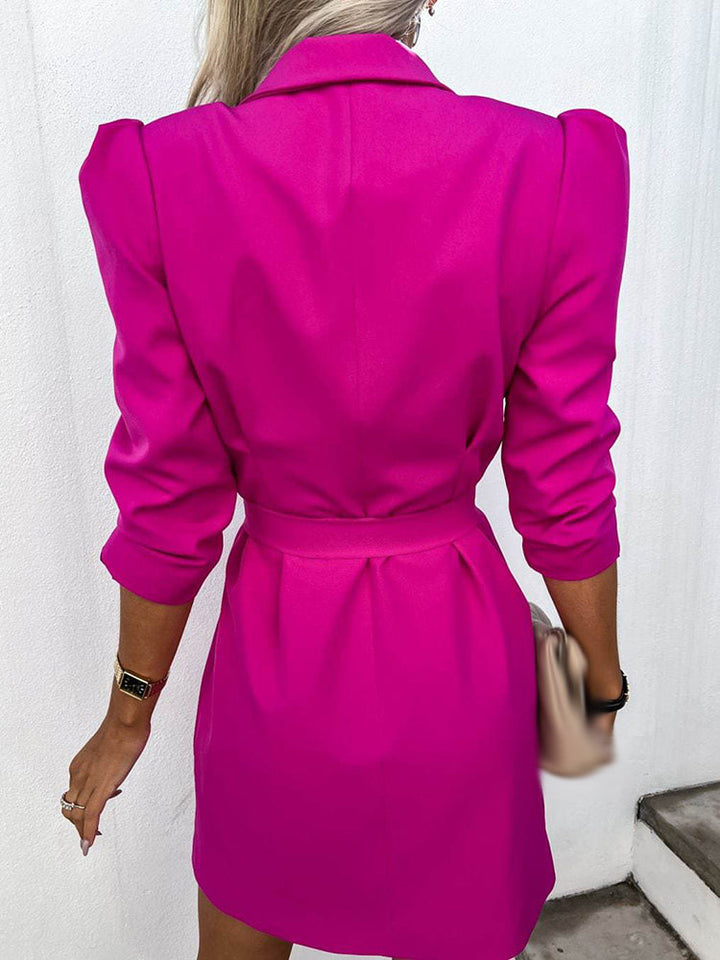 Formele en toch sexy wikkeljurk in blazerstijl, de ideale elegante jurk voor zelfverzekerde dames.
