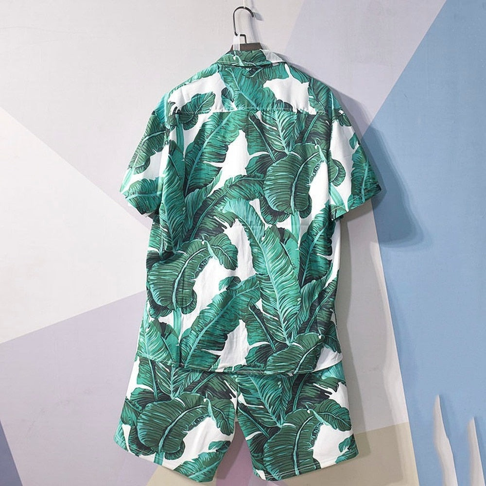 Trendy heren zomer outfit: luchtige Hawaii combiset in rood/groen, ideaal voor een feestje.