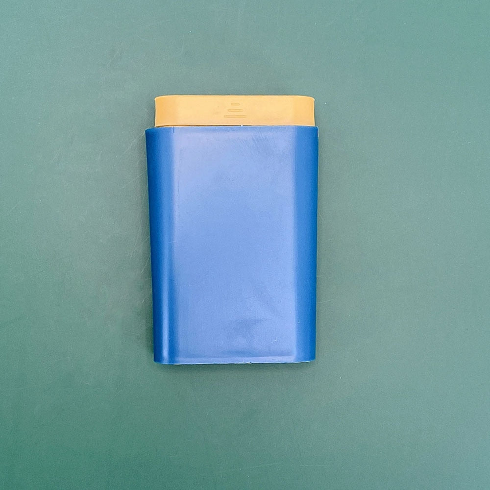 Blauw supplementendoosje, universeel design voor het gemakkelijk meenemen van medicatie.