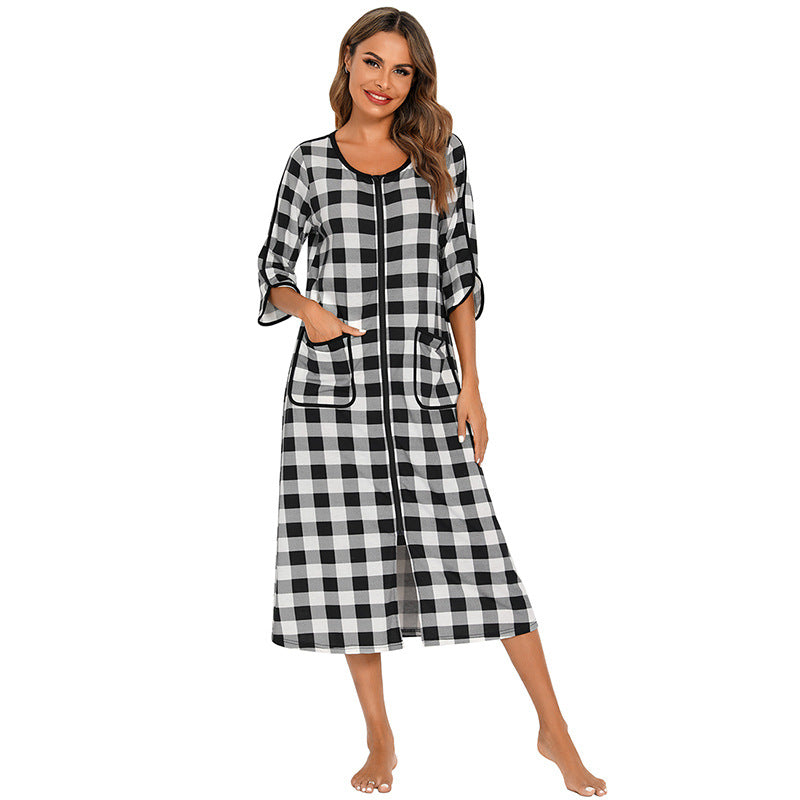 Stijlvolle dames badjas met capuchon, lange rits en zachte stof. Ideaal voor loungewear of ontspanning.
