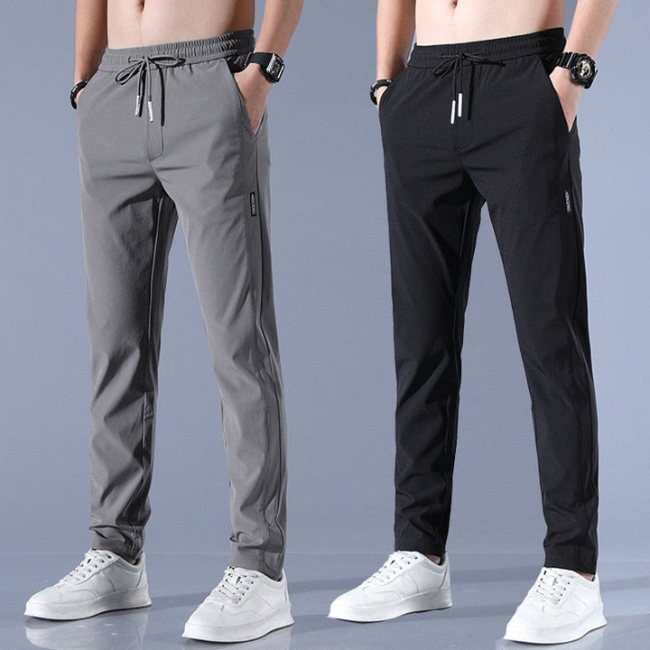 Detailopname van de zachte stretchstof van een comfortabele heren chino broek, voor ultiem draaggemak en stijl.