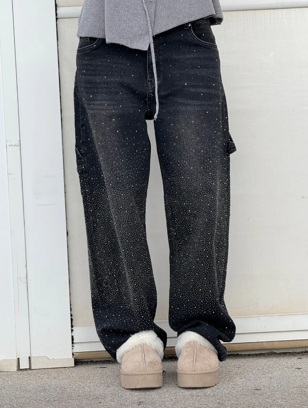 Trendy oversized dames jeans van denim met subtiele strass, een high fashion item.
