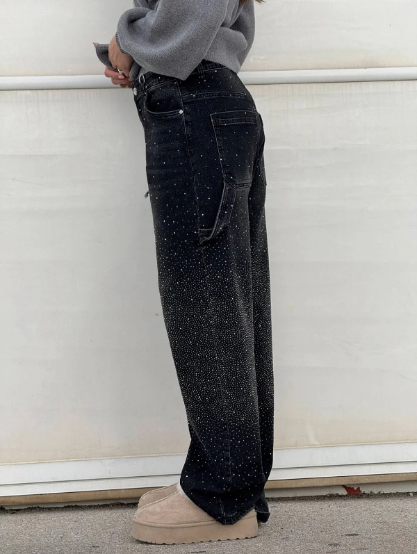 Dames oversized jeans met glimmende strass details, trendy en comfortabel.