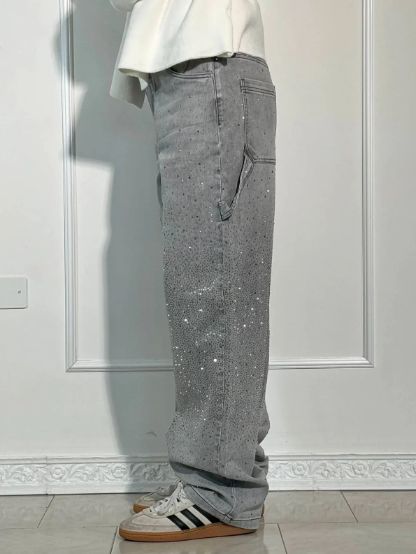 Zwarte baggy dames jeans met fonkelende diamantjes, modieus en casual.