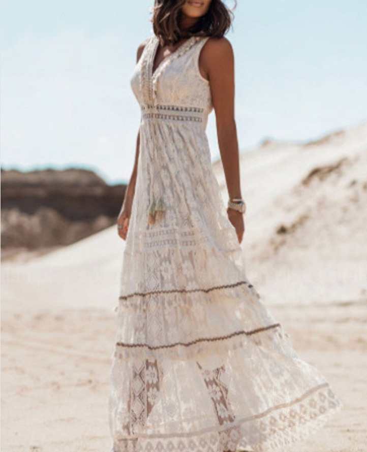 Modieuze beige/witte dames zomer maxi-jurk met V-hals, perfect als vrijetijds- of strandjurk. Comfortabel.