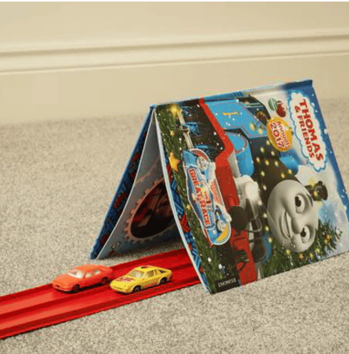 Flexibele speelgoed racebaan met voertuigen voor kinderen, ideaal voor creatief en interactief bouwplezier.