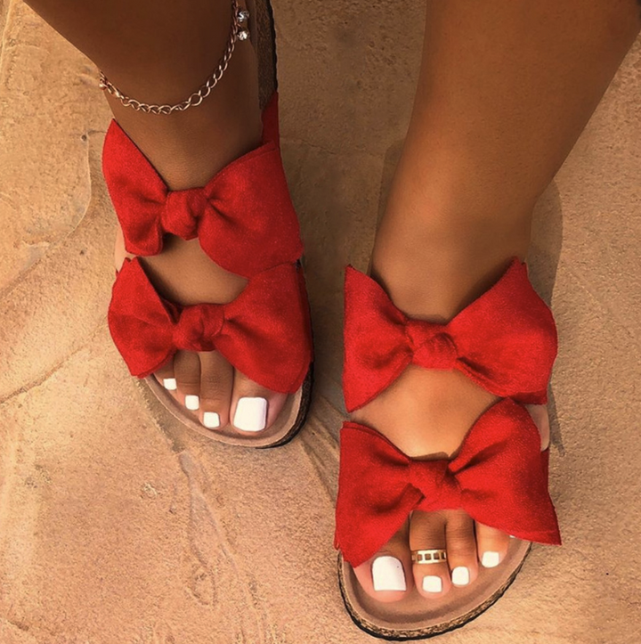 Modieuze rode dames sandalen met dubbele strik, comfortabel en stijlvol voor de zomer. Perfecte zomerschoenen.
