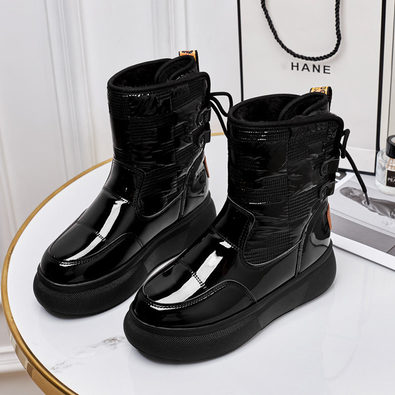 Vooraanzicht van de warme, waterdichte Rinnie dames winterlaarzen. Comfortabel en trendy design voor wintercollectie.