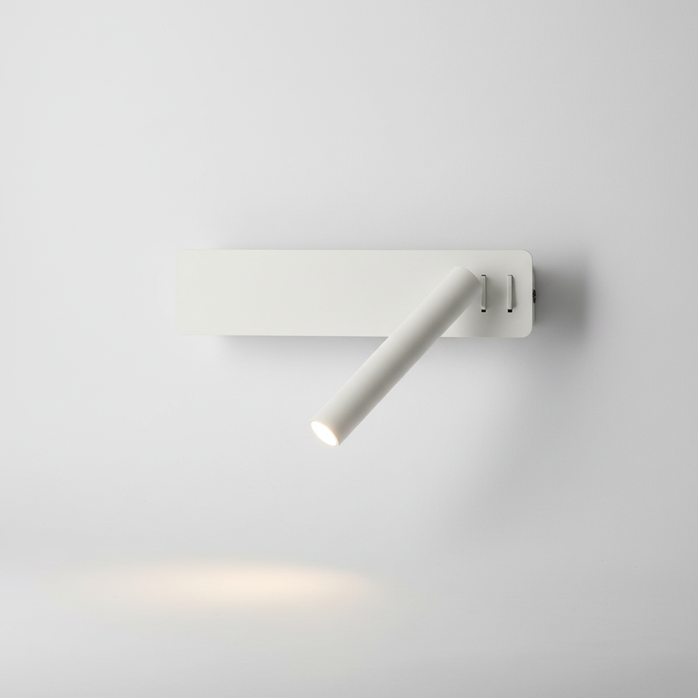Verstelbare LED leeslamp GlowFocus voor slaapkamer, dimbaar en draaibaar voor comfortabel lezen.