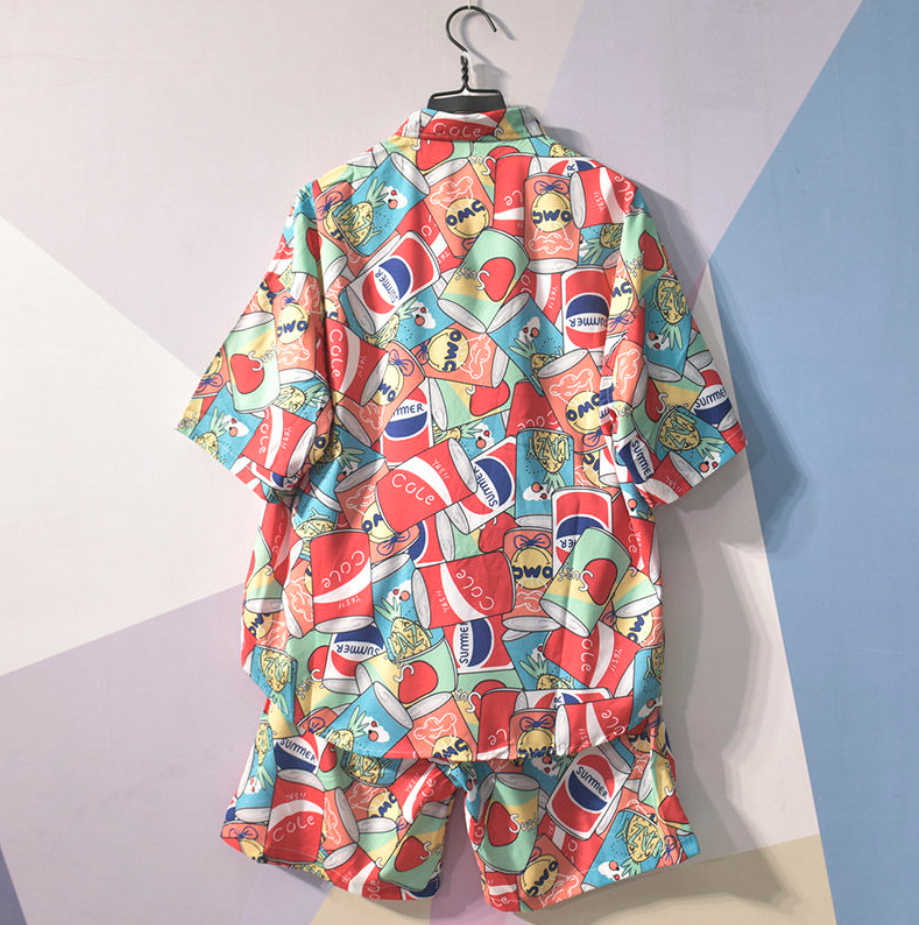 Vrolijke heren Hawaii combiset met overhemd en korte broek, comfortabel voor warme zomerdagen.