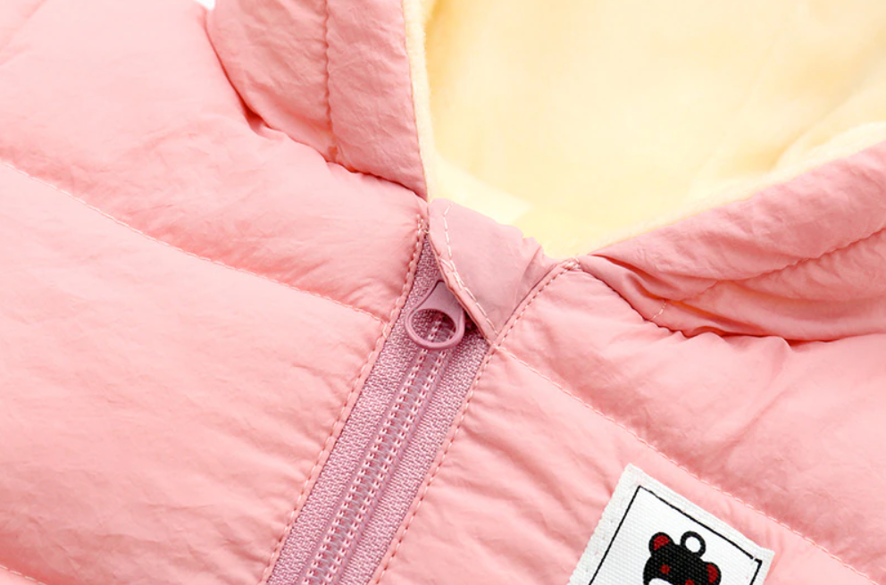 Complete baby winter outfit: Warme romper met oortjes, perfect voor binnen en buiten.