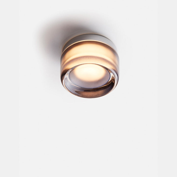 Amber moderne design wandlamp met unieke kuiltjes en energiezuinige LED verlichting.